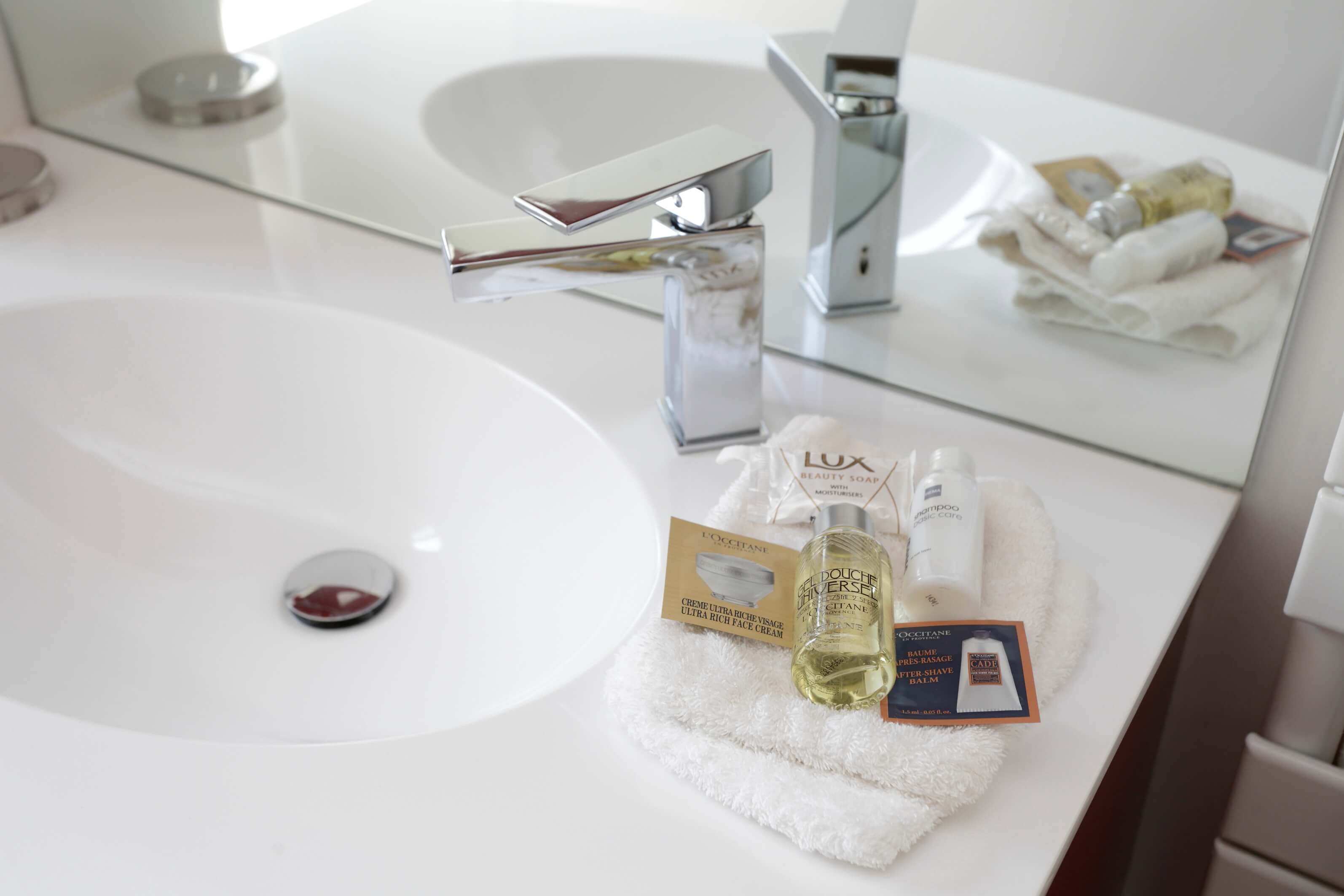 rooms.eastSide.pictures.main